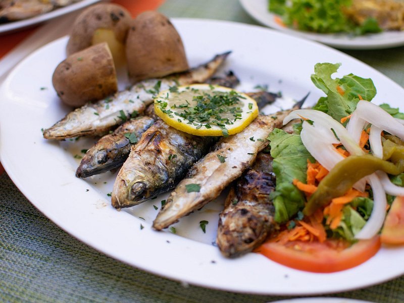 Grilled sardines with boiled potatoes and salad