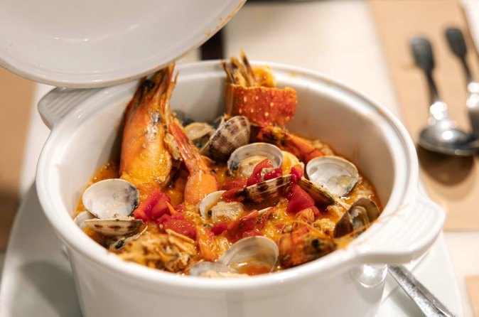 A cataplana of prawns, clams and rice